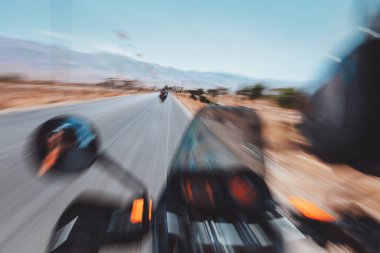 Issız bir arazide otoban turu. Hızlı bir bulanık hareketle motosiklet. Macera turunda bir motorcu. Ekstrem sporlar.