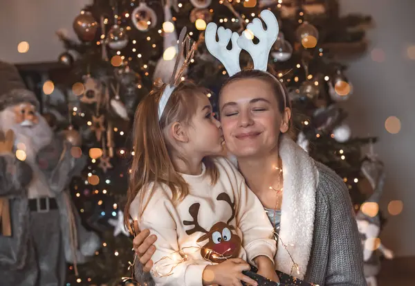 一个漂亮的年轻母亲和可爱的小儿子在装饰过的圣诞树旁玩乐的画像 在家中度过寒假 — 图库照片