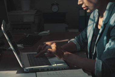 Çalışan, ödev yapan ya da evde internetten çalışan güzel bir kadının fotoğrafını çek. Bağımsızlar için Merkez Ofisi.