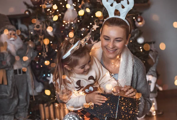 Feliz Familia Celebrando Las Vacaciones Navidad Casa Bonita Madre Con —  Fotos de Stock