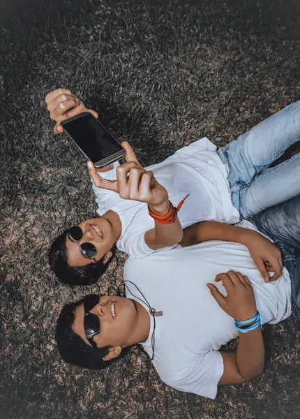 Dos Chicos Jóvenes Con Gafas Sol Sonriendo Felizmente Tomando Una — Foto de Stock