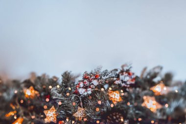 Noel süsü. Klasik dekor. Retro festoon ve oyuncaklarla dolu bir sınır. Mutlu Noeller ve mutlu yıllar. Kış tatili tebrik kartı..