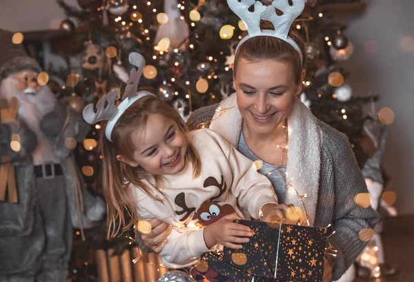Porträtt Lycklig Glad Familj Som Leker Nära Julgranen Hemma Bär — Stockfoto