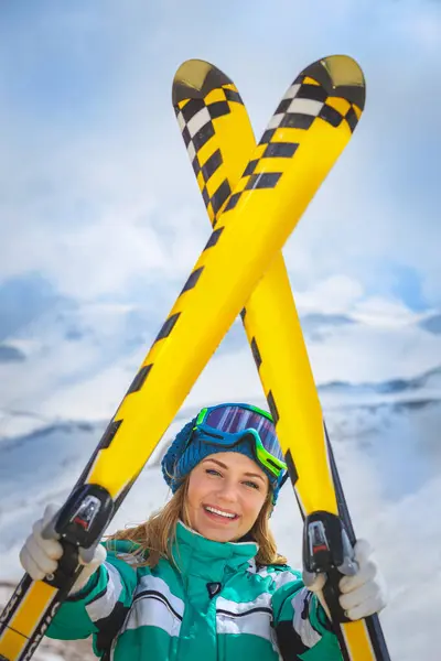 리조트에서 시간을 즐기는 소녀의 초상화 스포츠 마스크에 드레싱과 그녀의 스키와 스톡 사진