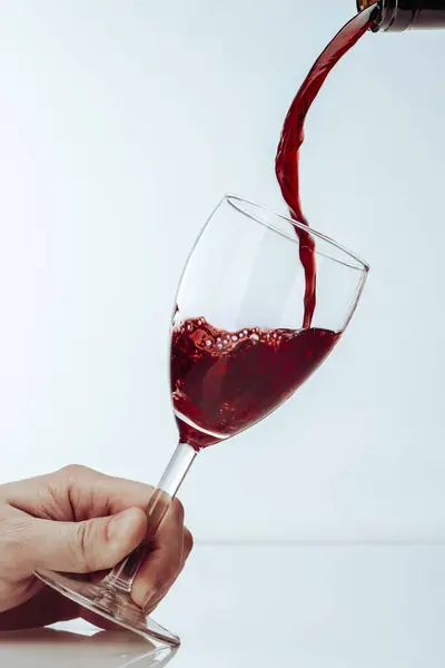 照片上的杯子里塞满了红酒 侍应生倒水 端上一杯饮料 假日的概念 — 图库照片