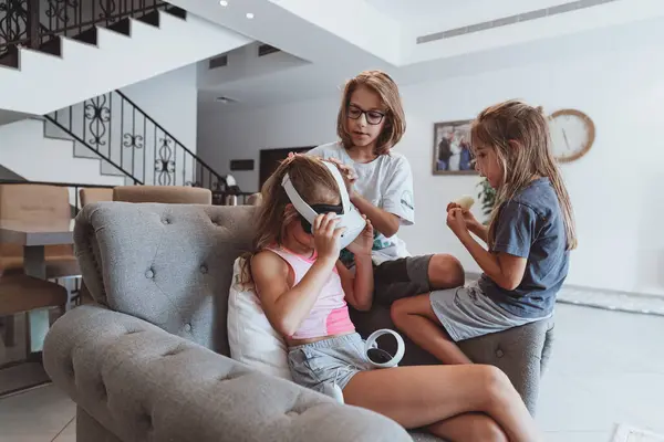 집에서 비디오 게임을 형제는 현실에서 재생하는 방법을 자매를 보여줍니다 행복한 로열티 프리 스톡 사진