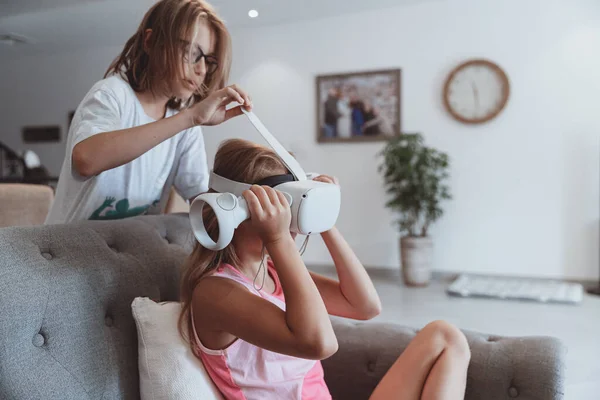 Irmão Mais Velho Ensina Sua Irmãzinha Jogar Videogame Adolescentes Felizes Imagens Royalty-Free