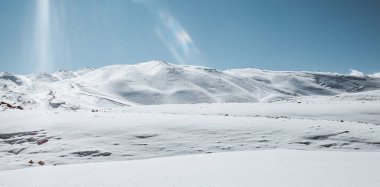 Beyaz, berrak karla kaplı yüksek dağların güzel manzarası. Muhteşem bir kayak merkezi. Kış tatili için mükemmel bir yer..