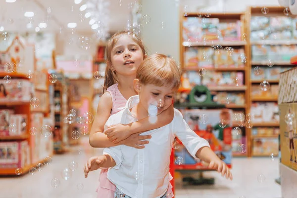 Чарівні Маленькі Діти Задоволенням Розважаються Дитячій Кімнаті Мильними Бульбашками Граючи Стокове Зображення