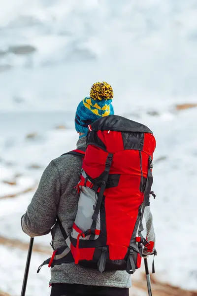 Expedição Inverno Turistas Explorando Trilhas Montanha Totalmente Equipado Carregado Com Imagem De Stock