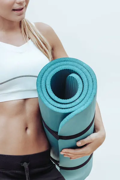 Athletic Girl Fit Figure Holds Yoga Mat One Hand Dumbbells — Stock Photo, Image