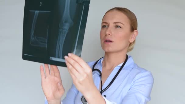 Fhd Відео Серйозного Лікаря Який Вивчає Рентген Пацієнта Консультується Своїми — стокове відео