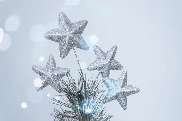 美しいお祝いのクリスマスのインテリアの装飾のクローズアップ写真 シルバースターはXmasの伝統のシンボルとして知られています クリスマスイブの魔法の時間 — ストック写真