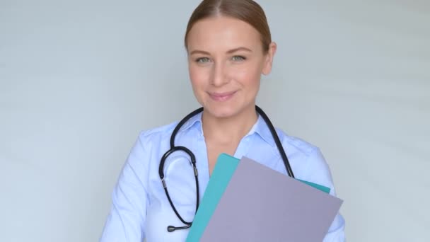 Vídeo Fhd Uma Jovem Médica Segura Suas Mãos Registros Médicos — Vídeo de Stock