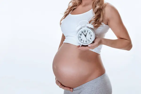 Pregnant Girl Stands Sideways Holds Alarm Clock Her Hands Very — Stock Photo, Image