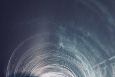 Soyut mavi arkaplan. Dalgalı ve dalgalı doku. Tünelin sonundaki bir ışık gibi büyülü duvar kâğıdı. Kavramsal fotoğraf.