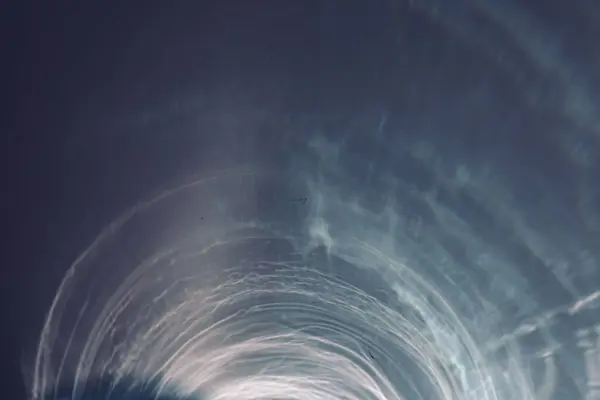추상적인 파란색 찢어지고 파도치는 터널의 마법의 개념적인 스톡 이미지