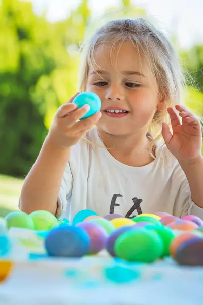愛らしい甘い子供の肖像画は 楽しんで 屋外で卵を着色しています イースターの伝統的な活動 ハッピースプリング 宗教的な休日 ストック写真