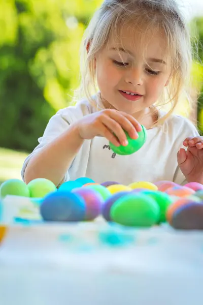 Dışarıda Yumurtaları Boyayıp Eğlenen Sevimli Bir Çocuğun Portresi Paskalya Için Stok Resim