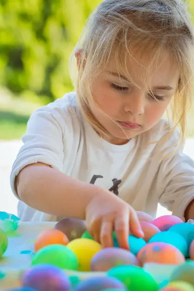 Porträt Eines Entzückenden Süßen Kindes Das Spaß Beim Eier Färben Stockfoto