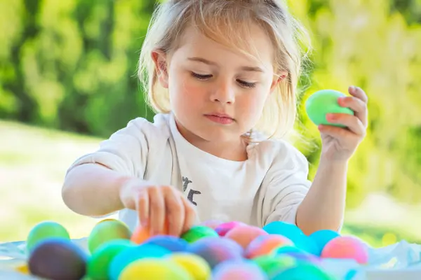 Retrato Uma Adorável Criança Doce Com Prazer Colorir Ovos Livre Fotos De Bancos De Imagens Sem Royalties