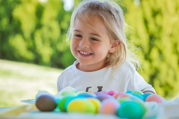 愛らしい甘い子供の肖像画は 楽しんで 屋外で卵を着色しています イースターの伝統的な活動 ハッピースプリング 宗教的な休日 ストック写真