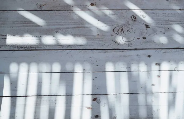 漂亮而时尚的白色漆木木板 日照下的木制背景 海滨平房家具 图库图片