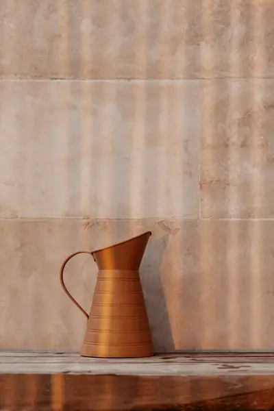 Bronzeglas Vintage Stil Auf Dem Holztisch Vor Beigem Fliesenhintergrund Altmodisches Stockbild
