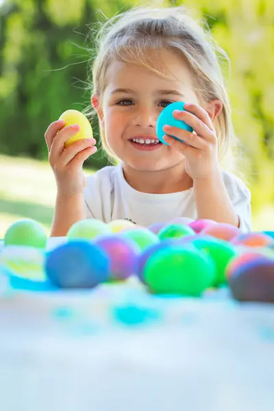야외에서 달걀을 즐거움과 사랑스러운 달콤한 아이의 초상화 부활절의 전통적인 행복한 스톡 사진