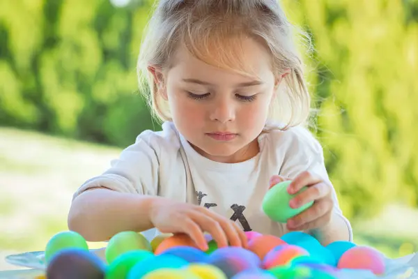 Портрет Милого Мальчика Веселящегося Открытом Воздухе Играющего Красочными Пасхальными Яйцами Стоковое Изображение