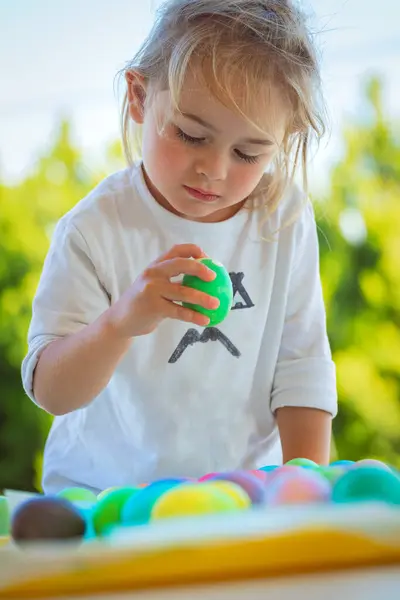 Retrato Niño Serio Con Interés Considerando Hermosos Huevos Pintados Colores Fotos de stock