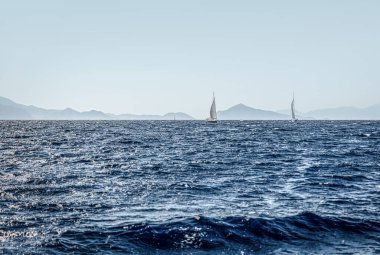 Yelkenliler, güzel dağlar, lüks yaz maceraları, Akdeniz 'de aktif tatil ve Türkiye konulu bir deniz yarışmasına katılıyor.