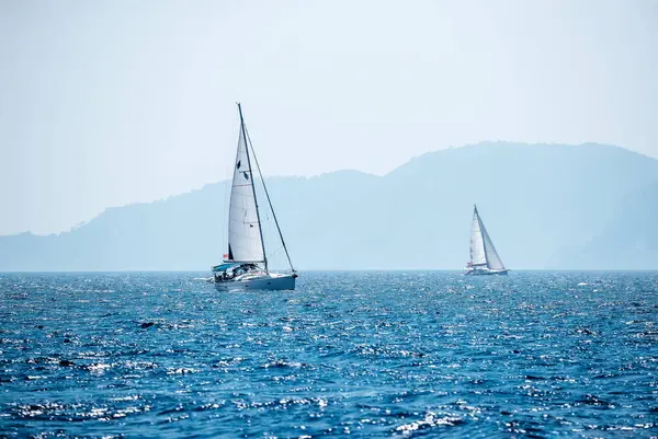 Few Sailboats Sea Beautiful Big Mountains Background Luxury Summer Adventure Stockfoto