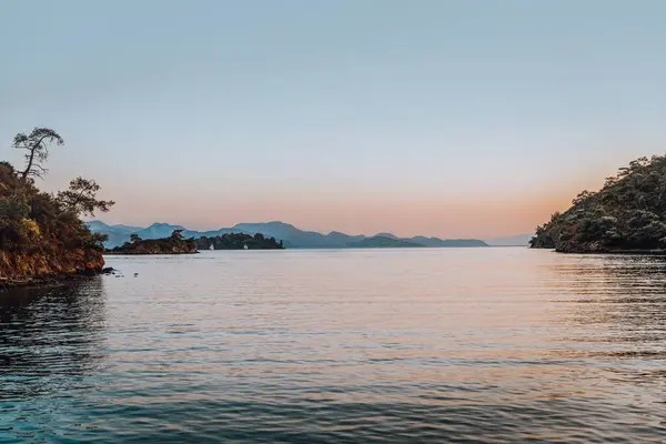 Akdeniz Ortasında Gün Batımının Ilık Işığında Inanılmaz Bir Ada Manzarası - Stok İmaj
