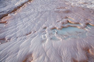 Pamukkale minerallerinin inanılmaz bir geçmişi var. UNESCO Dünya Mirası Alanının eşsiz doğal ve kültürel alanı. Antik Hierapolis şehri.