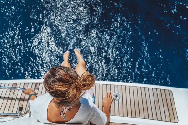 漂亮的女性享受着充实的生活 在美丽清澈的大海中 在帆船上度过了愉快的时光 奢华的暑假 图库图片