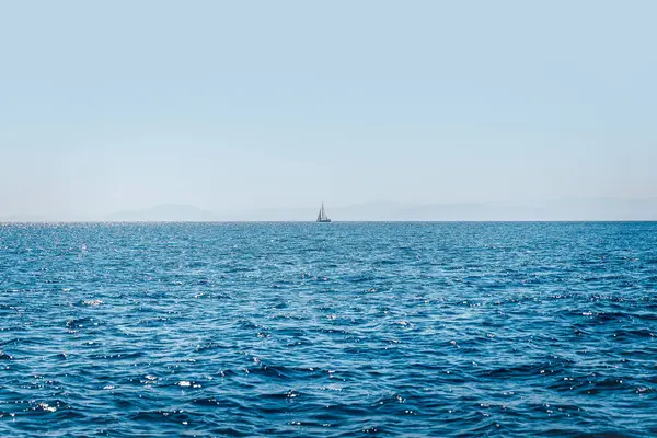 美丽的海景 在美丽的蓝天背景 奢华的夏季冒险 活跃的地中海假期的海面上航行的帆船 土耳其 图库照片