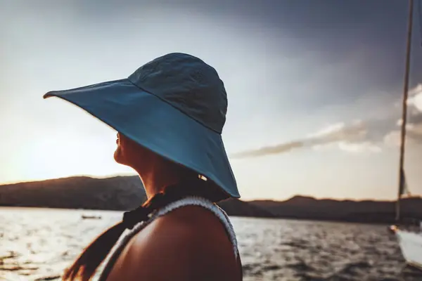 Profile Woman Dressed Nice Sun Hat Sailboat Enjoying Beautiful View ภาพสต็อก