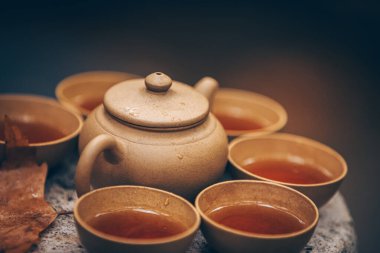 Kil çaydanlık ve zarif fincanlarla huzurlu bir ortam. Çay saatinde rahatlamak isteyen çay severler için mükemmel..