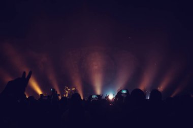 Çarpıcı ışık gösterimiyle aydınlatılmış canlı bir konserin heyecan verici atmosferine dalın.