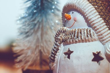 Dekor için şenlikli kardan adam. Kış tatilleri için süs ve neşeli Noel kutlamaları. Mutlu Noel süslemeleri. Mutlu yıllar..