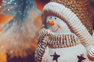 Ev dekorasyonu için şenlikli kardan adam. Kış tatilleri için süs ve neşeli Noel kutlamaları. Mutlu Noel süslemeleri. Mutlu yıllar..