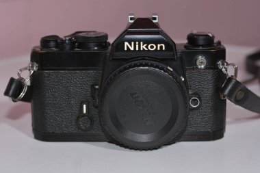 Giffoni Valle Piana - 10 Mart 2023: Nikon FM, analog kamera modeli. Klasik Nikon 35 mm SLR.