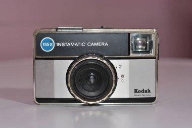 GiFFONI VALİNA PİANA - 5 Nisan 2023: KODAK 155 X INSTAMATIC, Vintage Point & SHOOT Film Camera Made in Germany.