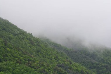 Giffoni Valle Piana 'da sisli dağ manzarası, Güney İtalya, 15 Mayıs 2023.