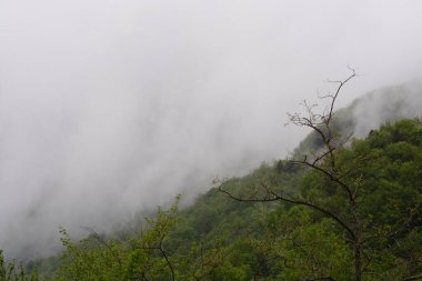 Giffoni Valle Piana 'da sisli dağ manzarası, Güney İtalya, 15 Mayıs 2023.