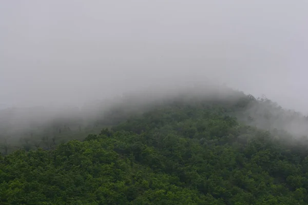 南イタリアのGiffoni Valle Piana May 152023に霧の山の風景 — ストック写真