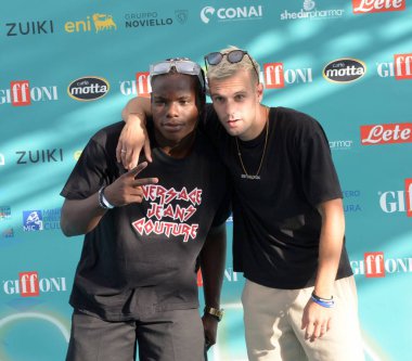 GIFFONI VALLE PIANA - 21 Temmuz 2023: Samuel Afriyie, namı diğer Off Samuel, and Alessandro Patacchini JPATA Giffoni Film Festivali 2023 - 21 Temmuz 2023 tarihinde Giffoni Valle Piana, İtalya.