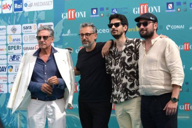 GIFFONI VALLE PIANA - 23 Temmuz 2023: Sergio Castellitto, Dario Brunori aka Brunori Sas, Valerio Lundini ve Alessandro Bardani Giffoni Film Festivali 2023 - 23 Temmuz 2023 tarihinde Giffoni Valle Piana, İtalya.