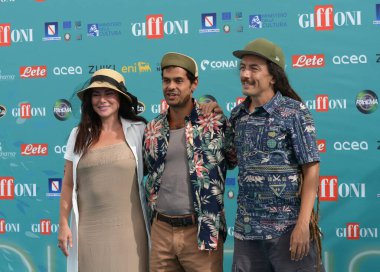 Giffoni Film Festivali 2023 'te Giffoni Valle Piana, İtalya' da 23 Temmuz 2023 'te Giffoni Valle Piana' da Benedetta Paravia, Carlo Loffredo ve Pedro Mari.